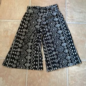 Wide leg capris size M black white iKat pattern
